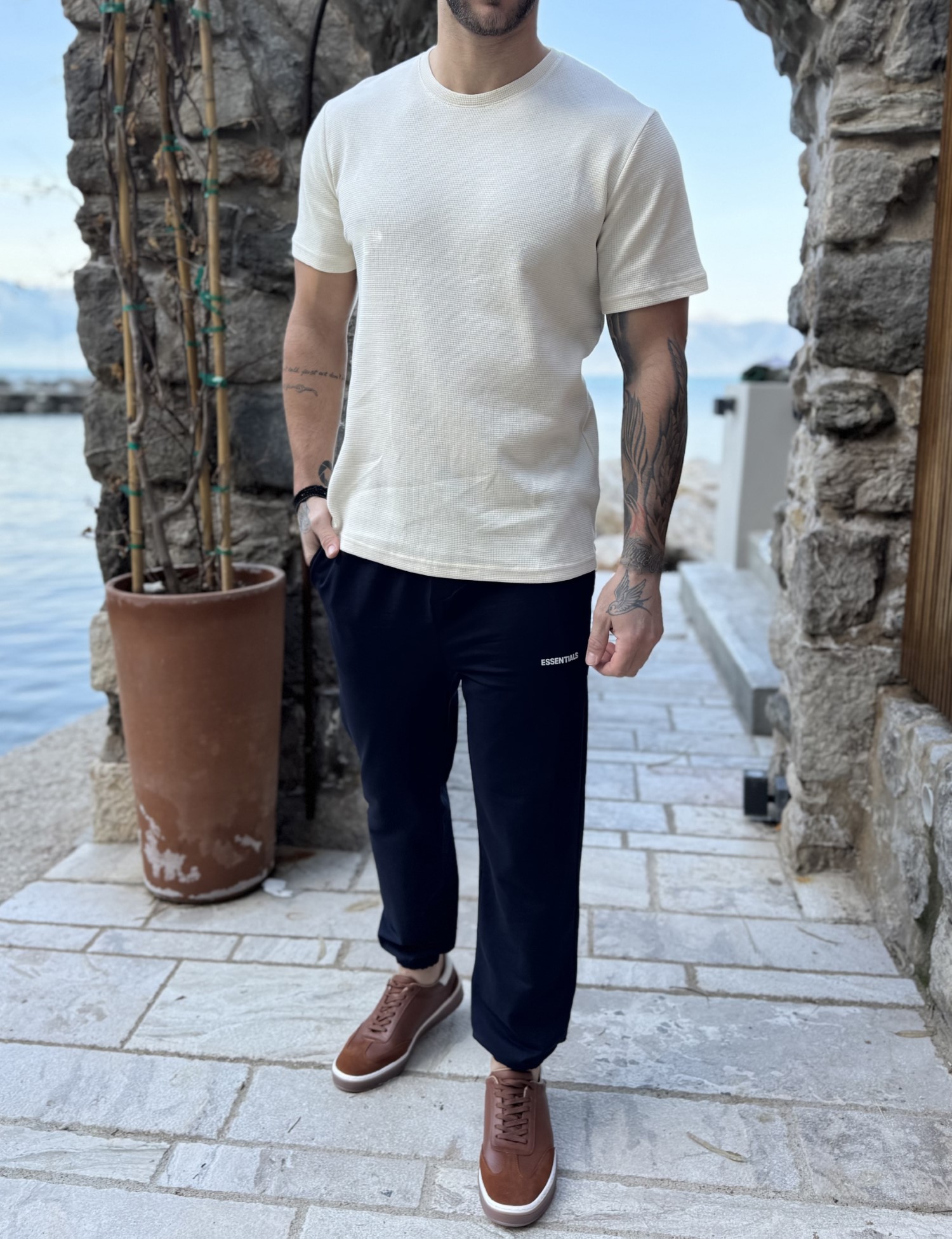 Ανδρική μπεζ κοντομάνικη μπλούζα με ανάγλυφο ύφασμα R260330B φωτογραφία